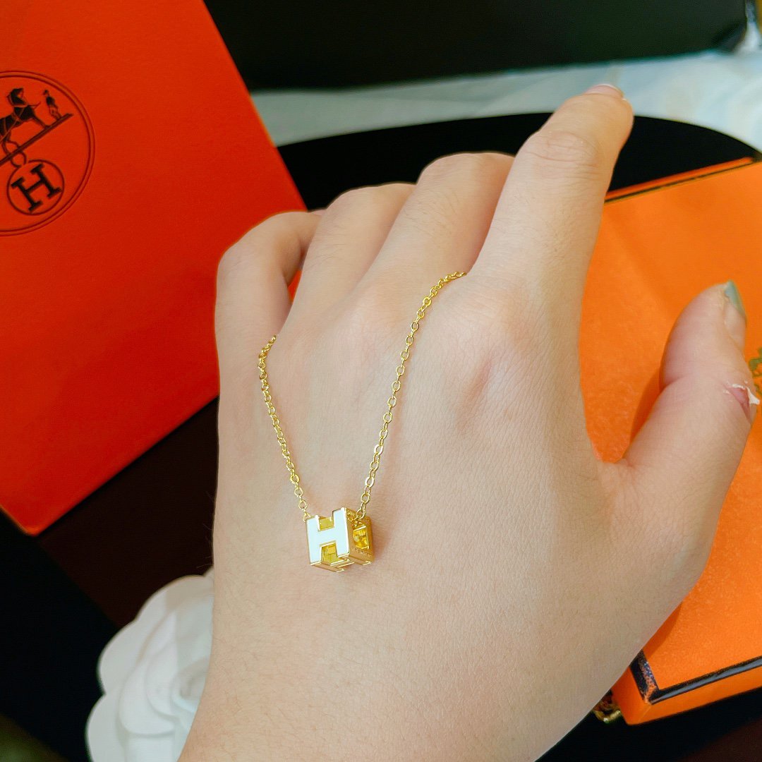 ¡®Moco¡¯H WHITE SQUARE GOLD NECKLACE