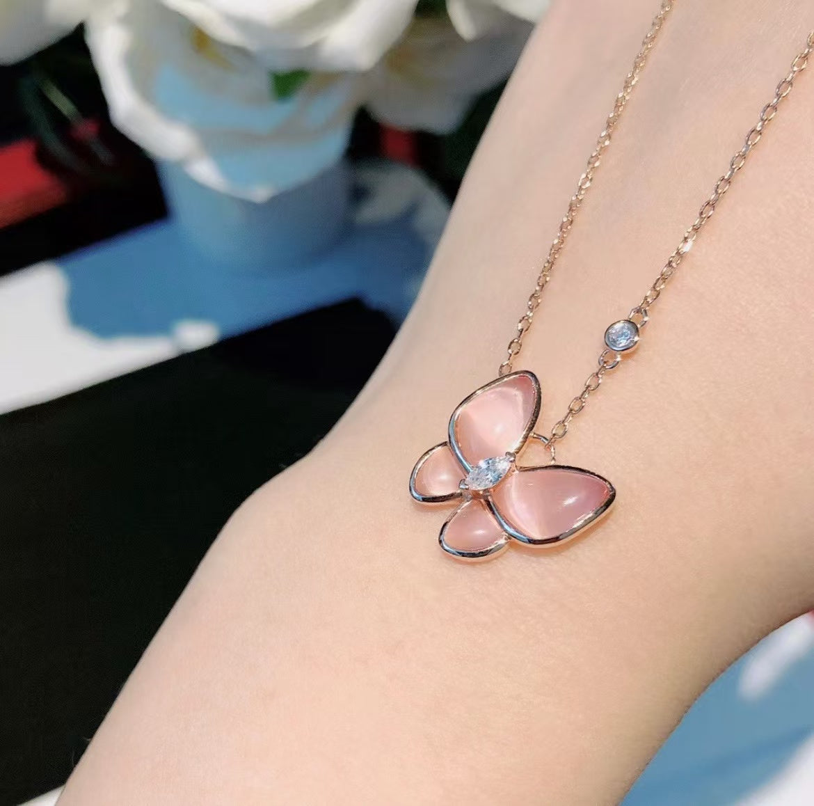 [Moco ]BUTTERFLY PINK MOTHER-OF-PEARL DIAMOND NECKLACE